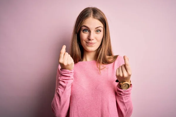 Jovem Mulher Ruiva Bonita Vestindo Camisola Casual Sobre Fundo Rosa — Fotografia de Stock