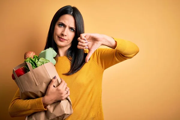 Mujer Morena Joven Con Ojos Azules Sosteniendo Alimentos Saludables Bolsa —  Fotos de Stock