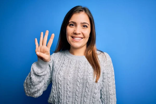 Vacker Ung Kvinna Bär Casual Ull Tröja Stående Över Blå — Stockfoto