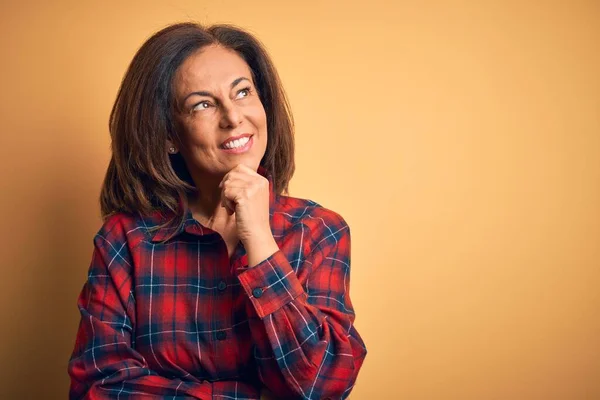 Mulher Bonita Meia Idade Vestindo Camisa Casual Sobre Fundo Amarelo — Fotografia de Stock