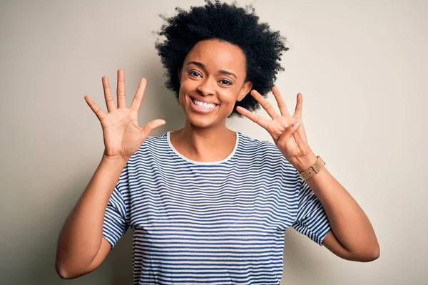 Młoda Piękna Afroamerykanka Afro Kobieta Kręconymi Włosami Pasiastych Shirtach Pokazuje — Zdjęcie stockowe
