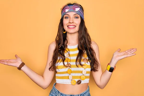 Junge Schöne Hippie Frau Mit Blauen Augen Die Accessoires Und — Stockfoto