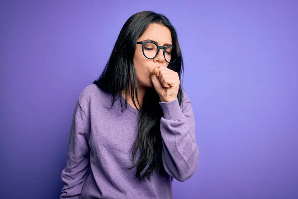 年轻的黑发女人戴着眼镜戴着紫色的隔离背景 感觉不舒服 咳嗽是感冒或支气管炎的症状 保健概念 — 图库照片