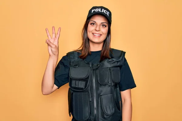 Joven Hermosa Morena Policía Vistiendo Uniforme Policía Prueba Balas Gorra — Foto de Stock