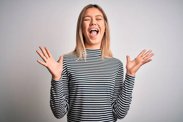 Junge Schöne Blonde Frau Lässig Gestreiftem Pullover Vor Isoliertem Hintergrund — Stockfoto