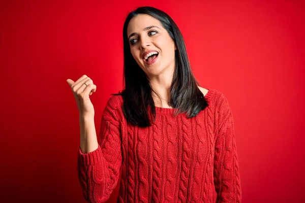 Jonge Brunette Vrouw Met Blauwe Ogen Dragen Casual Trui Geïsoleerde — Stockfoto