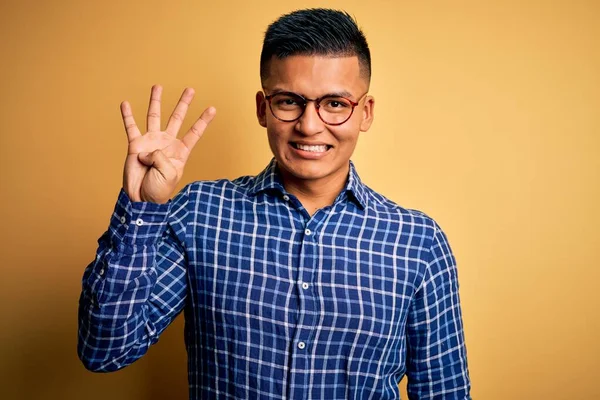 Joven Hombre Latino Guapo Usando Camisa Casual Gafas Sobre Fondo —  Fotos de Stock