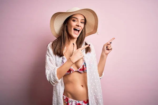 Young Beautiful Woman Vacation Wearing Bikini Summer Hat Pink Background — Stock Photo, Image