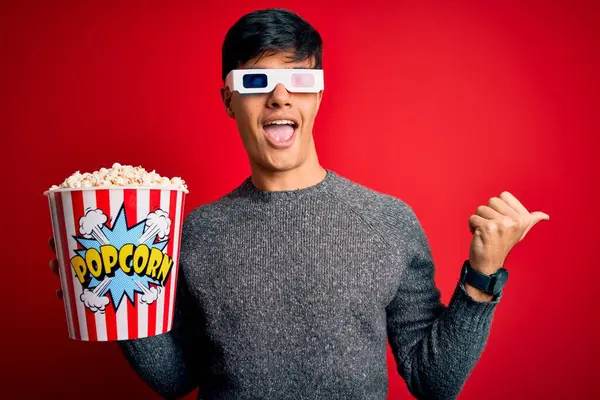 Giovane Bell Uomo Guardando Film Mangiare Popcorn Spuntino Isolato Sfondo — Foto Stock