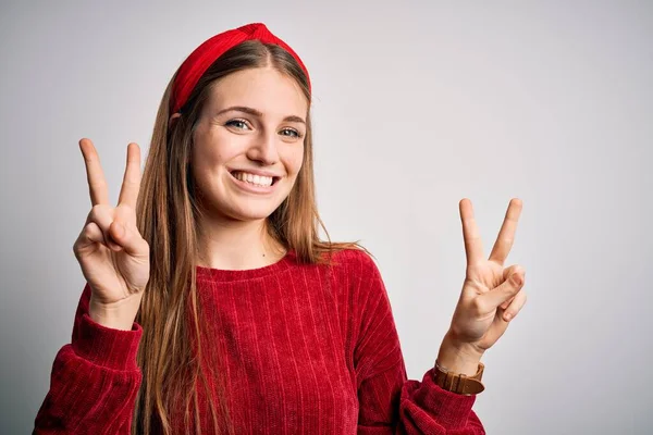 Ung Vacker Rödhårig Kvinna Bär Röd Casual Tröja Och Diadem — Stockfoto