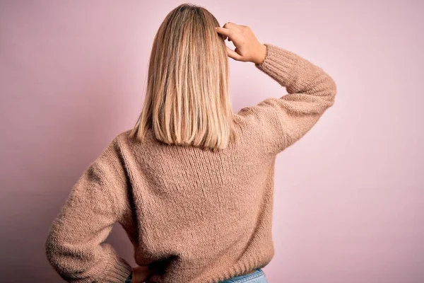 Młoda Piękna Blondynka Ubrana Zimowy Wełniany Sweter Różowym Tle Tyłu — Zdjęcie stockowe