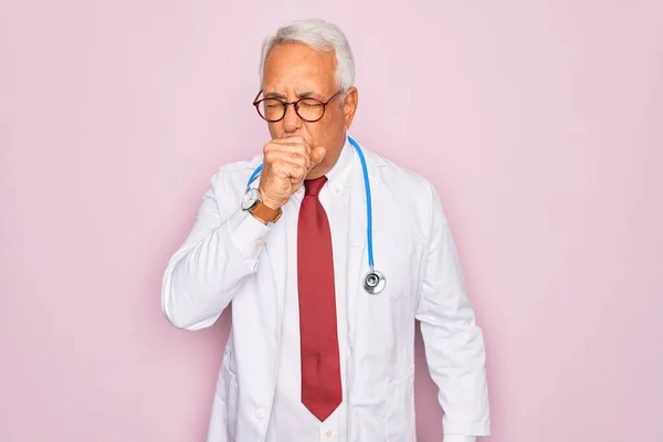 Steteskop Profesyonel Sağlık Önlüğü Giyen Orta Yaşlı Kır Saçlı Doktor — Stok fotoğraf