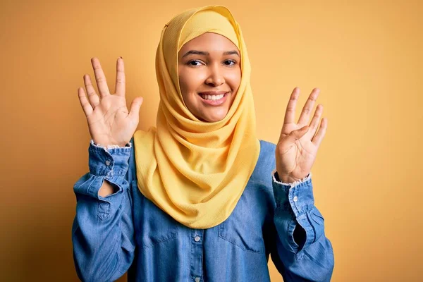 Joven Hermosa Mujer Con Pelo Rizado Usando Hiyab Tradicional Árabe — Foto de Stock