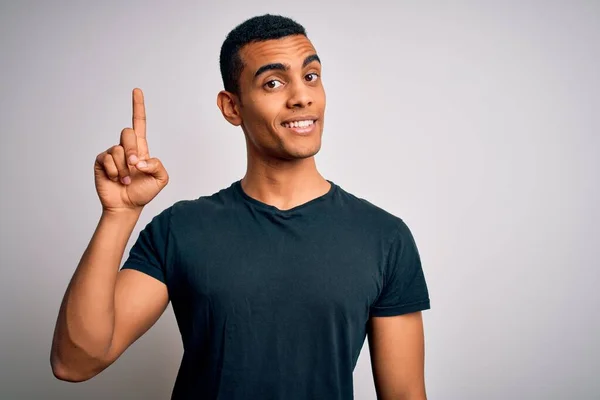 Ung Vacker Afrikansk Amerikansk Man Bär Casual Shirt Stående Över — Stockfoto