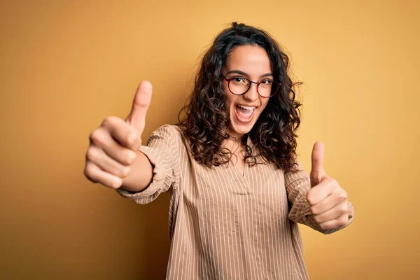 Mooie Vrouw Met Krullend Haar Dragen Gestreept Shirt Bril Gele — Stockfoto