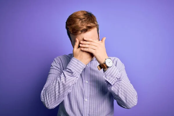 Giovane Bel Rossa Uomo Indossa Camicia Casual Occhiali Sfondo Viola — Foto Stock