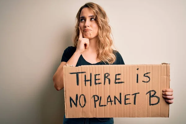 Ung Blond Aktivist Kvinna Ber Miljö Hålla Banner Med Planet — Stockfoto