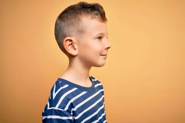 Giovane Bambino Caucasico Con Gli Occhi Azzurri Indossando Camicia Righe — Foto Stock