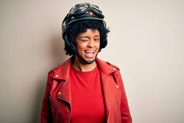 Joven Afroamericana Afro Motociclista Mujer Con Pelo Rizado Con Casco — Foto de Stock