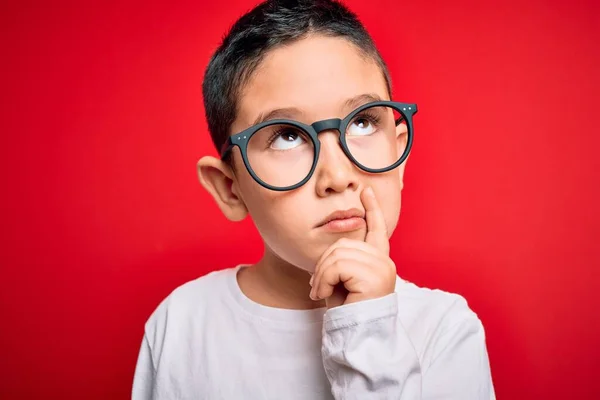 Joven Niño Inteligente Con Gafas Nerd Sobre Fondo Rojo Aislado — Foto de Stock
