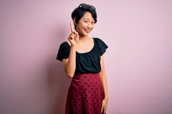 Mladá Krásná Asijská Dívka Sobě Ležérní Šaty Stojící Nad Izolované — Stock fotografie