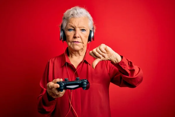 Senior Vacker Gråhårig Gamer Kvinna Spelar Spel Med Joystick Och — Stockfoto