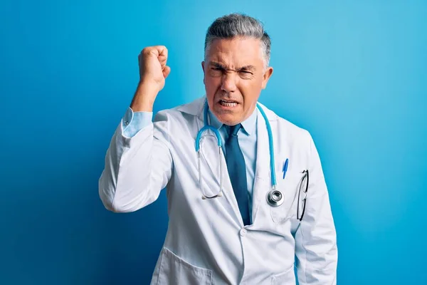 Średnim Wieku Przystojny Siwowłosy Lekarz Płaszczu Niebieskim Stetoskopie Wściekły Szalony — Zdjęcie stockowe