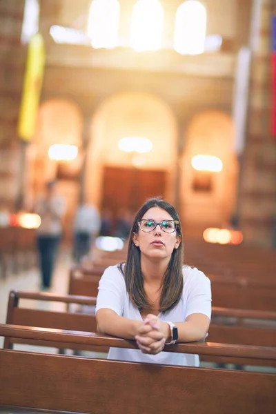 Joven Hermosa Mujer Rezando Rodillas Banco Iglesia —  Fotos de Stock