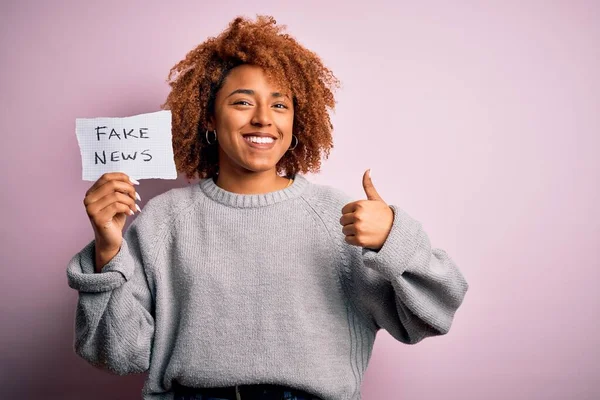 Jovem Afro Americano Africano Mulher Com Cabelo Encaracolado Segurando Papel — Fotografia de Stock