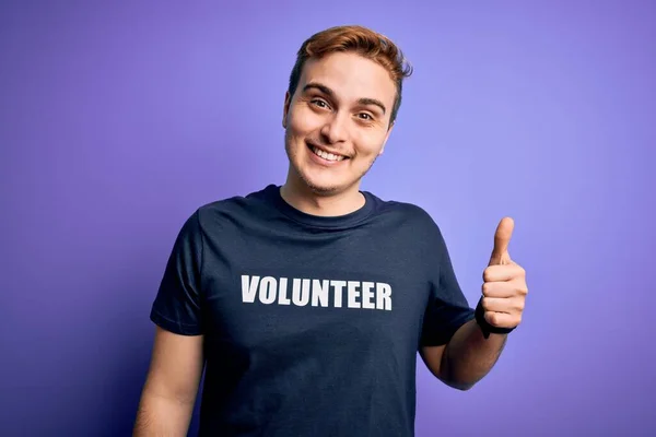 Jovem Homem Ruivo Bonito Vestindo Camiseta Voluntária Sobre Fundo Roxo — Fotografia de Stock