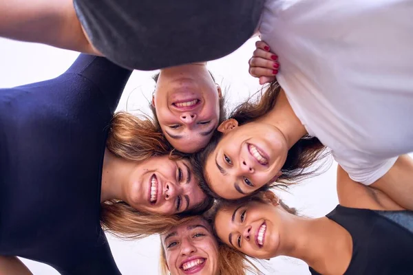 Joven Hermoso Grupo Deportistas Sonriendo Feliz Abrazarse Pie Con Sonrisa —  Fotos de Stock