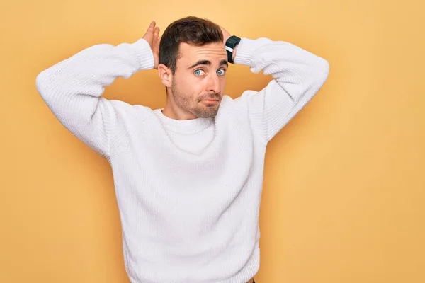 Homem Bonito Jovem Com Olhos Azuis Vestindo Camisola Casual Sobre — Fotografia de Stock