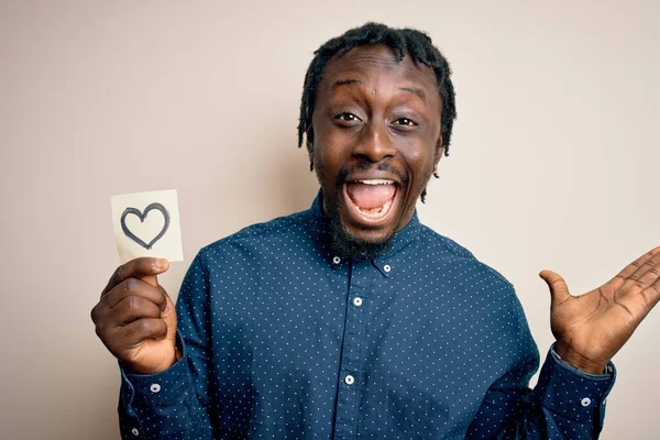 Afrikansk Amerikansk Romantisk Man Håller Påminnelse Med Hjärta Symbol Över — Stockfoto