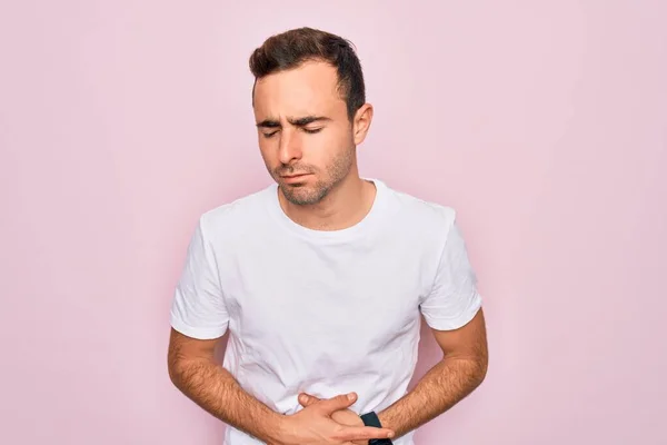 Schöner Mann Mit Blauen Augen Lässigem Weißen Shirt Vor Rosa — Stockfoto