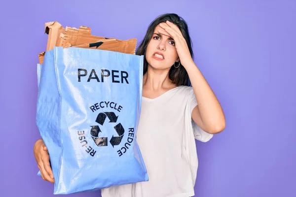 Jovem Bela Mulher Segurando Reciclar Saco Papelão Reciclagem Contêiner Para — Fotografia de Stock