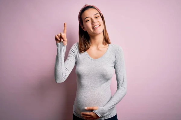 Jong Mooi Tiener Meisje Zwanger Verwacht Baby Geïsoleerde Roze Achtergrond — Stockfoto