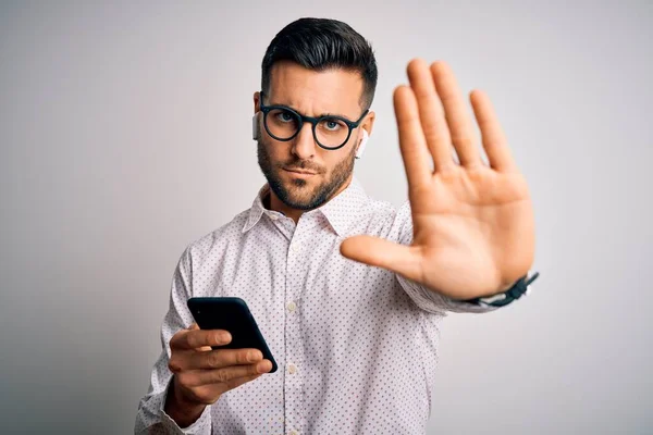 Giovane Bell Uomo Con Gli Occhiali Che Conversano Usando Smartphone — Foto Stock