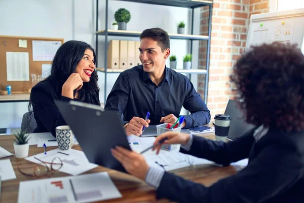 Grupo Trabajadores Negocios Sonriendo Felices Confiados Trabajando Juntos Con Una — Foto de Stock