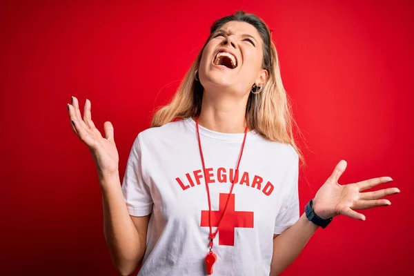 Ung Vacker Blond Badvakt Kvinna Bär Shirt Med Rött Kors — Stockfoto