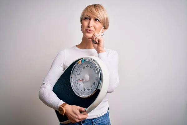 Giovane Donna Bionda Con Scala Tenuta Dei Capelli Corti Peso — Foto Stock