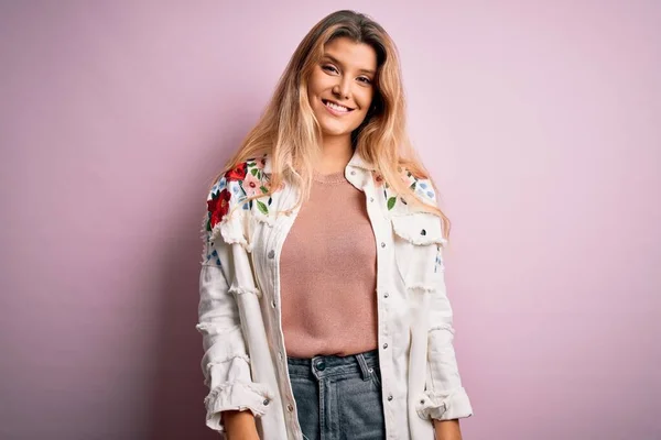 Young Beautiful Blonde Woman Wearing Casual Jacket Standing Isolated Pink — Stock Photo, Image