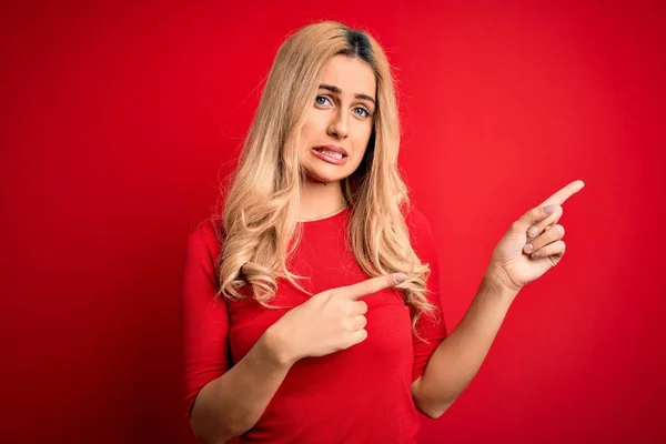 Joven Mujer Rubia Hermosa Con Camiseta Casual Pie Sobre Fondo — Foto de Stock