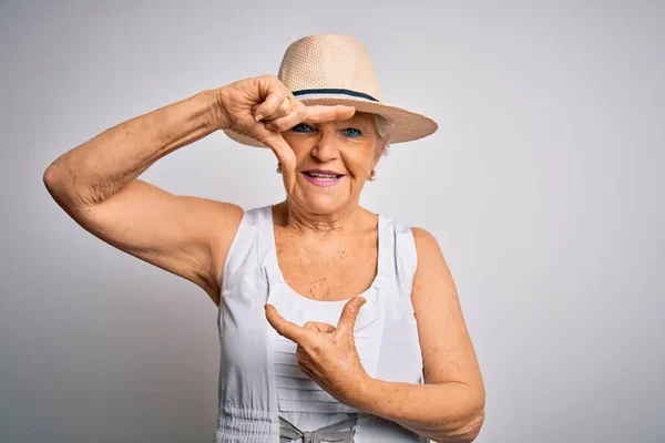 Son Sınıf Güzeli Gri Saçlı Tatilde Günlük Yazlık Elbiseler Şapkalar — Stok fotoğraf