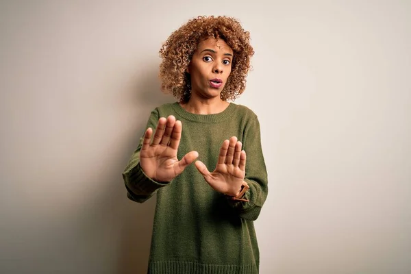 Vacker Afrikansk Amerikansk Kvinna Med Lockigt Hår Bär Casual Tröja — Stockfoto