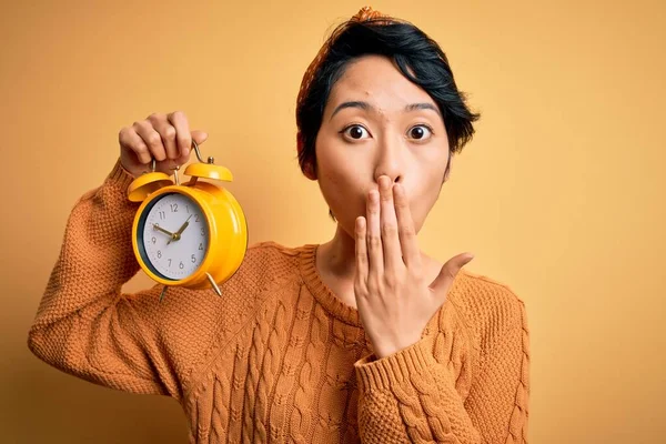 Joven Hermosa Mujer China Sosteniendo Reloj Despertador Vintage Sobre Boca — Foto de Stock