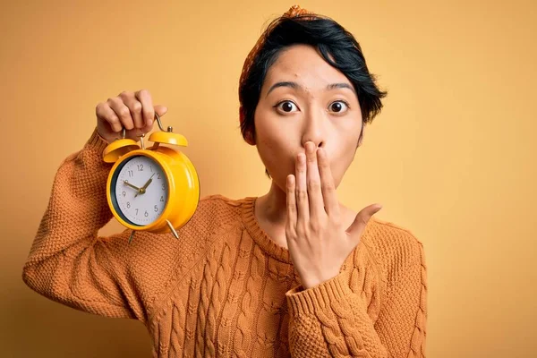 Joven Hermosa Mujer China Sosteniendo Reloj Despertador Vintage Sobre Boca —  Fotos de Stock