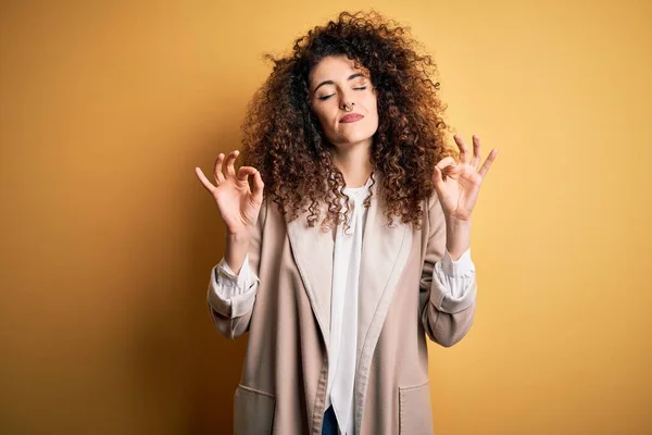 Jonge Mooie Brunette Vrouw Met Krullend Haar Piercing Dragen Casual — Stockfoto