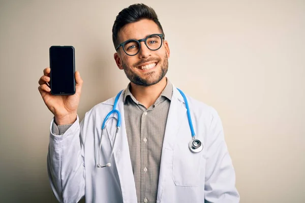 Young Doctor Man Wearing Stethoscope Showing Smartphone Screen Isolated Background — Stock Photo, Image