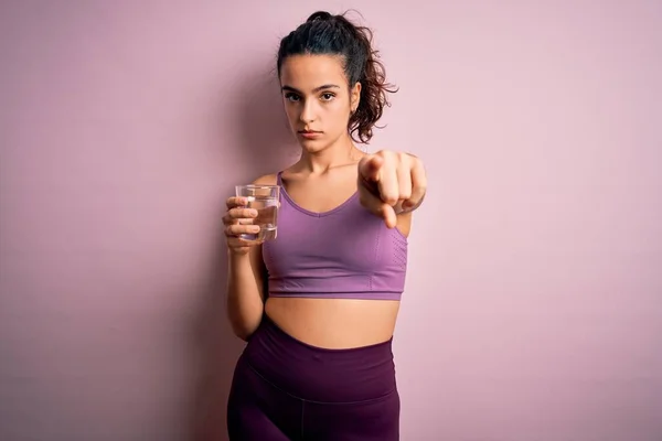 Jonge Mooie Sportvrouw Met Krullend Haar Doet Sport Drinken Glas — Stockfoto