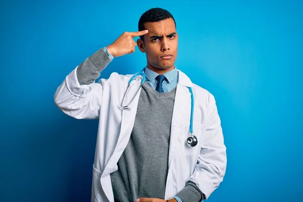 Guapo Afroamericano Doctor Hombre Usando Abrigo Estetoscopio Sobre Fondo Azul — Foto de Stock